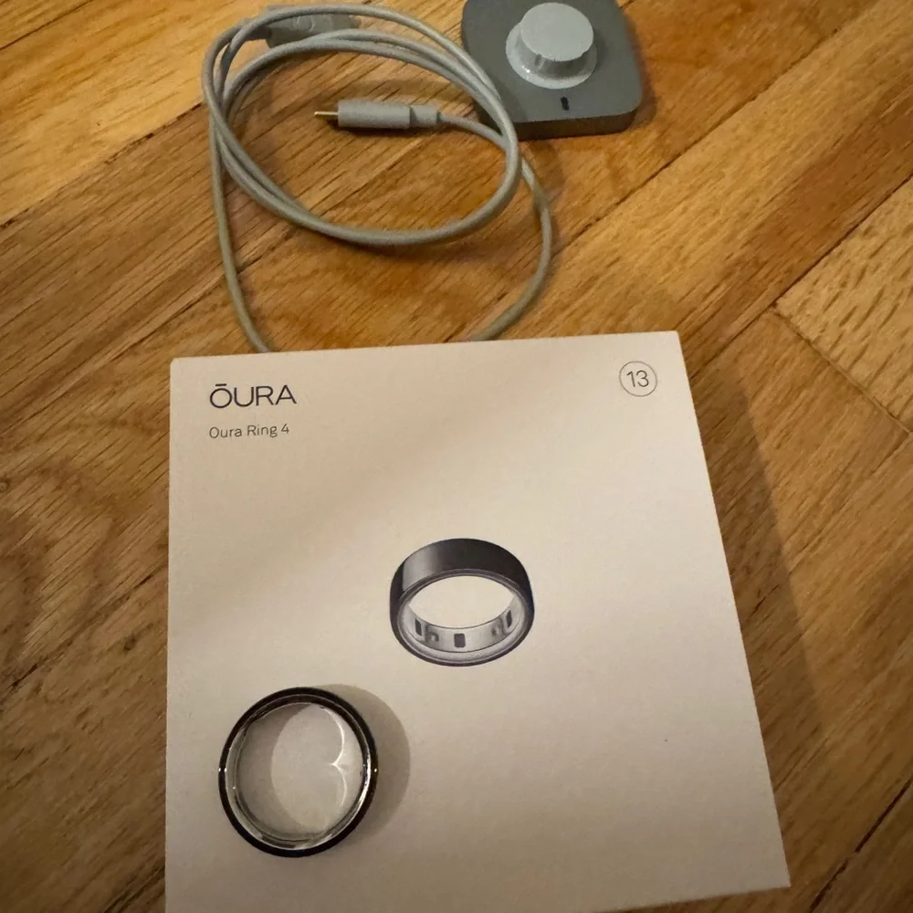 Oura Ring (Gen 4) Black with Silver Inner Band